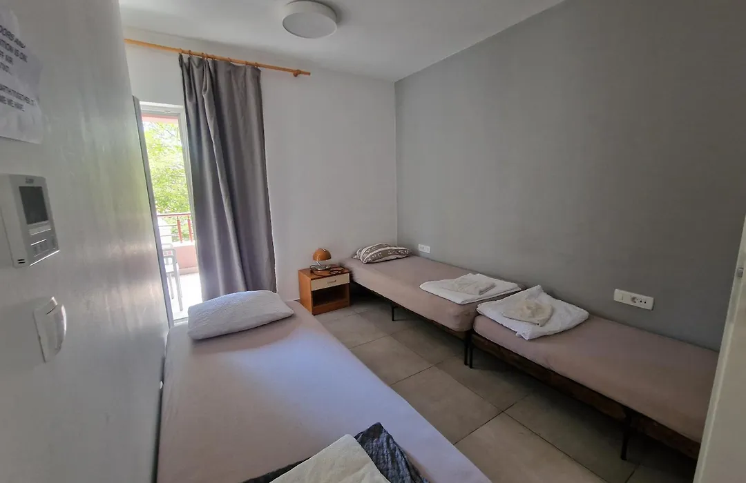 Subtub Hostel Makarska-1