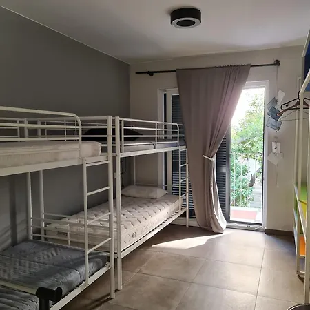 Subtub Hostel Makarska-3